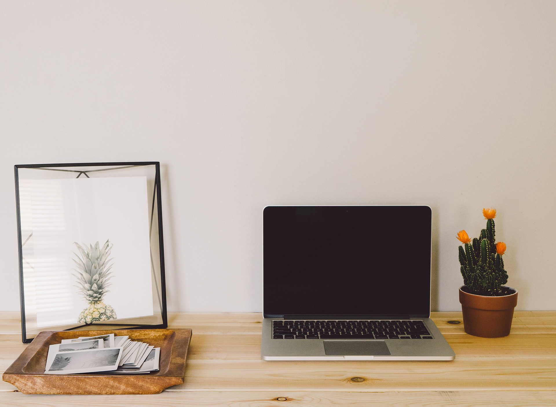 Ordinateur sur bureau en bois